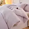 Set de cuatro piezas de terciopelo de leche bordado tridimensional engrosado para otoño e invierno, con un diseño fresco y elegante, cálido terciopelo de copo de nieve y un juego de tres piezas de terciopelo para bebé