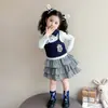 Conjunto de Saia Plissada Judy Policial para Meninas Primavera 2026 Novo Estilo Roupa Casual Duas Peças Estilo College Falso Duas Peças para Bebê