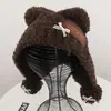 Sombrero de punto de ala ancha con orejas de oso de peluche y pompón de lazo de alta gama para mujer, cálido y versátil para otoño e invierno, protección para los oídos