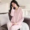 Pijama de seda de hielo para mujer en stock, nuevo conjunto de otoño de manga larga y pantalón largo, cárdigan casual simple para hombre, ropa de casa para parejas