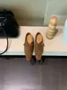 Sapatos femininos com salto grosso e decote em V, novos para o outono de 2026, estilo francês, bico quadrado, com fivela de cinto e design patchwork