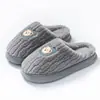 Lindas pantuflas de algodón con oso para mujer, para uso doméstico en invierno, forradas de felpa, suela gruesa, antideslizantes, pantuflas cerradas de pelo para interiores de pareja