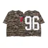 Camiseta Camuflaje Retro Americana con Letras de Manga Corta para Hombres y Mujeres, Verano Holgada Versátil Pareja Nicho Moderna Top de Calle