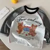Camiseta de manga longa raglan listrada infantil 2026 nova primavera e outono desenho animado para meninos e meninas, camiseta casual para bebê, estilosa