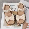 Sandálias Infantis 2026 Verão Novo Estilo Laço Sapatos de Princesa Versátil Antiderrapante Solado Macio Sapatos de Praia