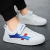Zapatos Blancos para Niños 2026 Otoño Nuevo Estilo Superficie de Cuero Impermeables Zapatos Deportivos para Niños Medianos y Grandes Modernos Versátiles Suela Suave Zapatos para Correr