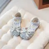 Sandálias de Princesa com Strass para Meninas 2026 Novo Estilo de Verão Boca Rasa Crianças Pequenas, Médias e Grandes Laço Fofo Versáteis Sandálias