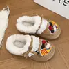 Bonitas y cómodas pantuflas de algodón 2026 diseño de caricatura, cálidas pantuflas peludas de interior para invierno en casa para mujer, nuevo modelo de suela gruesa