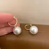 Brincos metálicos simples e versáteis estilo coreano com um toque elegante e sofisticado, populares para o dia a dia, ear cuffs de círculo geométrico e acessórios de orelha