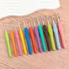 Ganchillo de Mango Suave TPR de Color Ganchillo de Aluminio de Mango Suave Arcoíris Sólido Herramienta de Tejido a Mano Aguja de Hilo de Silicona de Alta Calidad