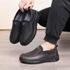 2026 Invierno Nuevos Zapatos Casuales Cálidos para Hombre Antideslizantes Ligeros Resistentes al Desgaste Modernos para Hombre para Interiores Slip-on Zapatos de Papá