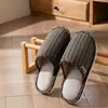 Chinelos de algodão listrados simples para mulheres, novo estilo outono/inverno 2026, para interior, forrados com fleece, espessados, quentes e antiderrapantes, adequados para usar em casa, também disponíveis para homens