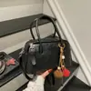 Bolso Pequeño Retro de Alto Valor para Mujer 2026 Otoño Nueva Llegada Bolso Boston de Mano Color Sólido Bolso Cruzado Personalizado Moderno