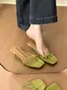 Primeiro encontro com as férias em Madri! Sandálias estilosas de bico quadrado, estilo chinelo, com uma tira e salto anabela para o verão de 2026