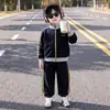 Conjunto de Moletom Esportivo Novo para Meninos Primavera e Outono Conjunto de Duas Peças Cardigan Soltinho Estiloso Calça Longa Roupa de Outono Moderna e Descolada