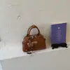 Bolso Boston Acolchado Vintage para Mujer, Bolso Cruzado de Hombro Patchwork Marrón Oscuro, Nuevo Modelo 2026 con Colgante de Flor 3D