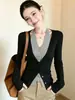 Cardigan estiloso, com visual de duas peças e estilo maduro para mulheres, nova coleção de outono, design slim fit para silhuetas plus size, top de tricô com decote V