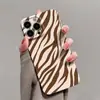 Funda de teléfono de alta gama, moderna, retro, con estampado de cebra marrón, cobertura total para Apple 15 Pro, iPhone 17 película funda rígida