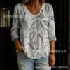 Nova camisa feminina de manga comprida com botões e gola V estampada transfronteiriça, elegante e estilosa para o trabalho, top casual único e moderno