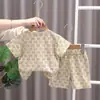 Conjunto de Verano 2026 Nuevo, Elegante y de Moda para Niños Pequeños y Niños Pequeños, Conjunto de Dos Piezas de Manga Corta y Shorts de Verano para Bebé Niño, Moderno