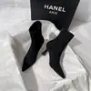 Botas de Cano Curto Pretas de Salto Alto Chuyuji para Mulheres, Novo Estilo Inverno 2026, Bico Fino, Botas Slim Elásticas, Salto Fino, Botas de Cano Curto em Camurça