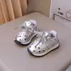 Tênis infantis de velcro, novos sapatos de bebê para primavera e outono, sapatos para bebês e crianças pequenas, tênis de caminhada para meninas, tênis de treino alemães com cadarço