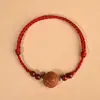 Madeira de Pessegueiro Selvagem Caroço de Pêssego Velho Pulseira Segura com Fio Vermelho para Mulheres Homens Esculpido à Mão Atração de Riqueza Calma Proteção Ano do Zodíaco Cordão de Mão
