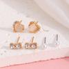 Pendientes minimalistas europeos y americanos con lazo de perlas y diamantes de imitación, pendientes sencillos que combinan con todo.