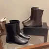 Botas ankle boot femininas novas 2026, estilo motociclista, bico redondo, minimalistas, cano curto, justas, para outono, com design interno que aumenta a altura, estilo coreano moderno, para adultos