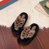 Pantuflas de Piel de Moda para Mujer para Uso en Exteriores, Elegantes Pantuflas para el Hogar, Moda Otoño/Invierno Nuevo Estilo 2026, Pantuflas de Algodón Cruzadas, Estampado de Leopardo, Suela Gruesa