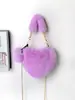 Nova Bolsa de Pelúcia em Forma de Coração Estilo Coreano Outono/Inverno 2026 para Mulheres, Bolsa Transversal com Corrente, Bolsa de Pelo Fofa com Orelhas de Coelho, Design Versátil em Forma de Coração
