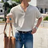 Camiseta de Waffle con Cuello Henry MYQ para Hombre, Top Versátil de Manga Corta de Verano Holgado, Atuendo Estilo Coreano para Ir al Trabajo y Look de Esposo