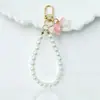El fabricante suministra pulseras de aleación con lazo, pétalos y perlas artificiales, colgantes de llave, accesorios para teléfonos móviles y accesorios para bolsos hechos a mano.