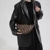 Bolsa Feminina com Rebites Transfronteiriça Estilo Punk Moderno Bolsa Dumpling Nova Primavera 2026 Bolsa de Ombro Bolsa Transversal Spicy Girl para Mulheres