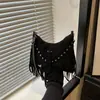 Bolso de mujer de gran capacidad, nuevo modelo de moda otoño 2026, bandolera retro con remaches texturizados y flecos