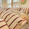 Conjunto de Cama de Veludo Leite Espesso de Inverno Quatro Peças 2025 Novo Conjunto de Cama de Veludo Coral com Forro de Lã Lençóis Capa de Edredom Roupa de Cama Conjunto de Três Peças