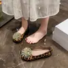 Zapatos planos de estilo francés con pedrería y diseño floral para mujer, nueva colección 2026, sin cordones, punta poco profunda, estilo 'abuela', versátiles para ir al trabajo