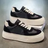 Zapatos de Hombre de Moda Otoño 2025 Nuevos de Cuero Casual Versátiles Tenis Suela Gruesa Aumento Oculto de Altura Gamuza Zapatos de Moda