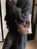 Nicho francês elegante portátil pequena bolsa para mulheres 2023 novo outono e inverno retro bolsa de ombro estilo ocidental crossbody bucket bag