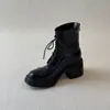Novas botas Martin de salto grosso para mulheres, estilo britânico, com zíper traseiro e cadarços, design elegante, botinhas de salto alto 2026, botas de couro, bico redondo, estilo motociclista