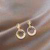 Pendientes retro vintage de la época medieval, de entrada de nicho, de lujo, de alta gama, de moda, estilo cortesano, elegantes pendientes de perlas.