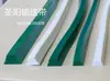 Correia transportadora de PVC branca/verde com defletor reto em forma de T, espaçador inclinado em forma de X, tira guia anti-desvio, tira de transmissão para subida