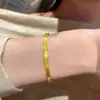 Pulsera Popular Nueva de Xiaohongshu Estilo Chino Flor Pequeña Dorada Cepillada, Gama Alta, Moderna y de Lujo Ligero, Es un Regalo de Pulsera para Parejas y Mejores Amigos