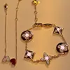 V Dourado 3.0 Banhado a 18K, Luxo Leve e Sensação de Alto Padrão, Pulseira de Trevo de Quatro Folhas com Concha Branca para Mulheres, Madrepérola Natural, Elegante e Fashion