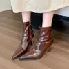 Botines de tacón alto color crema con punta para mujer, colección otoño 2024, con tacón fino y piel suave, diseñados para crear un efecto adelgazante