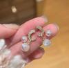Aretes de Cruz con Perlas y Zirconias de Moda 2025 para Mujer Estilo Coreano Moda Aretes de Aguja de Plata Aretes de Estilo de Alta Gama Pequeño Aroma