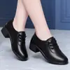 Sapatos casuais pretos de couro macio, corte profundo, para mulheres, salto grosso, sola macia, confortáveis, faixa elástica, sapatos de trabalho, sapatos de mãe, não cansam os pés