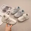 Zapatillas deportivas de running de malla hueca patchwork con suela blanda estilo principios de otoño 2026 unisex estilo casual para niños zapatillas deportivas ligeras venta al por mayor