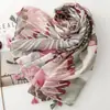 Lenço com Franjas Florais em Aquarela Estilo Francês em Tons Morandi com Estampas Florais Contrastantes, Xale para Proteção Solar Estilo Férias