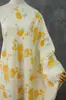 Novo Tecido Amarelo com Estampa de Rosa em Relevo Estilo Chinês para Vestidos, Cheongsam Elegante, Colete, Terno, Almofada Jacquard e Tecido Decorativo